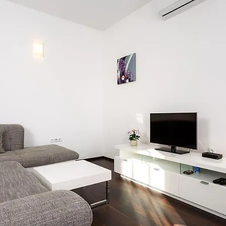 Διαμέρισμα In Mit Grosser Terrasse Dugi Rat