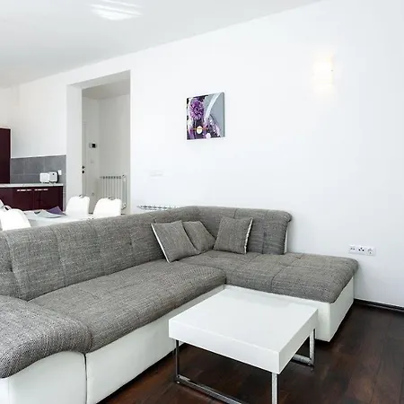 In Mit Grosser Terrasse Appartement *